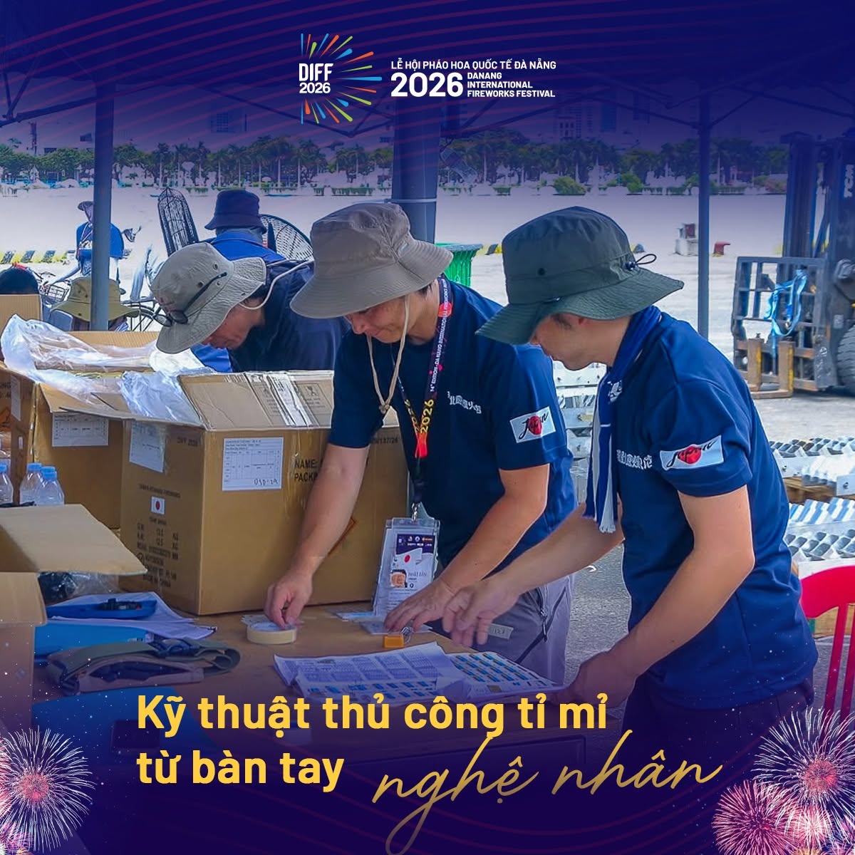 Kỹ thuật viên đang chuẩn bị các vật liệu cho sự kiện DIFF 2026, tập trung vào công việc thủ công tỉ mỉ và chuyên nghiệp.